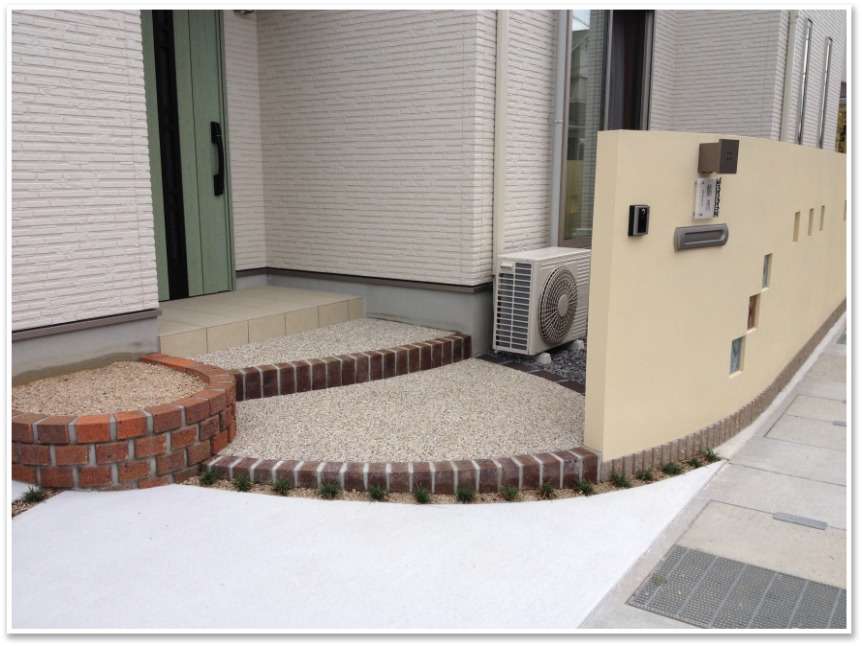  滋賀県栗東市　面積の広い塗り壁にガラスブロックと開口で重たくならないように工夫しました